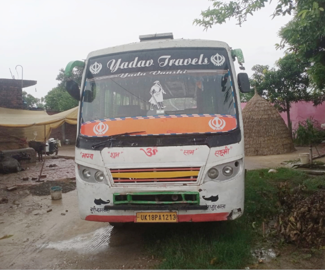 बालक को टक्कर मारने के बाद पकड़ी गई बस। जागरण